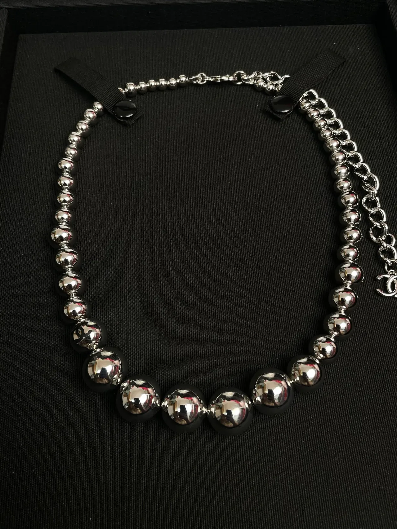 Chanel Collier Argent Noir Métallique Perles Ruban Ajusteurs 2