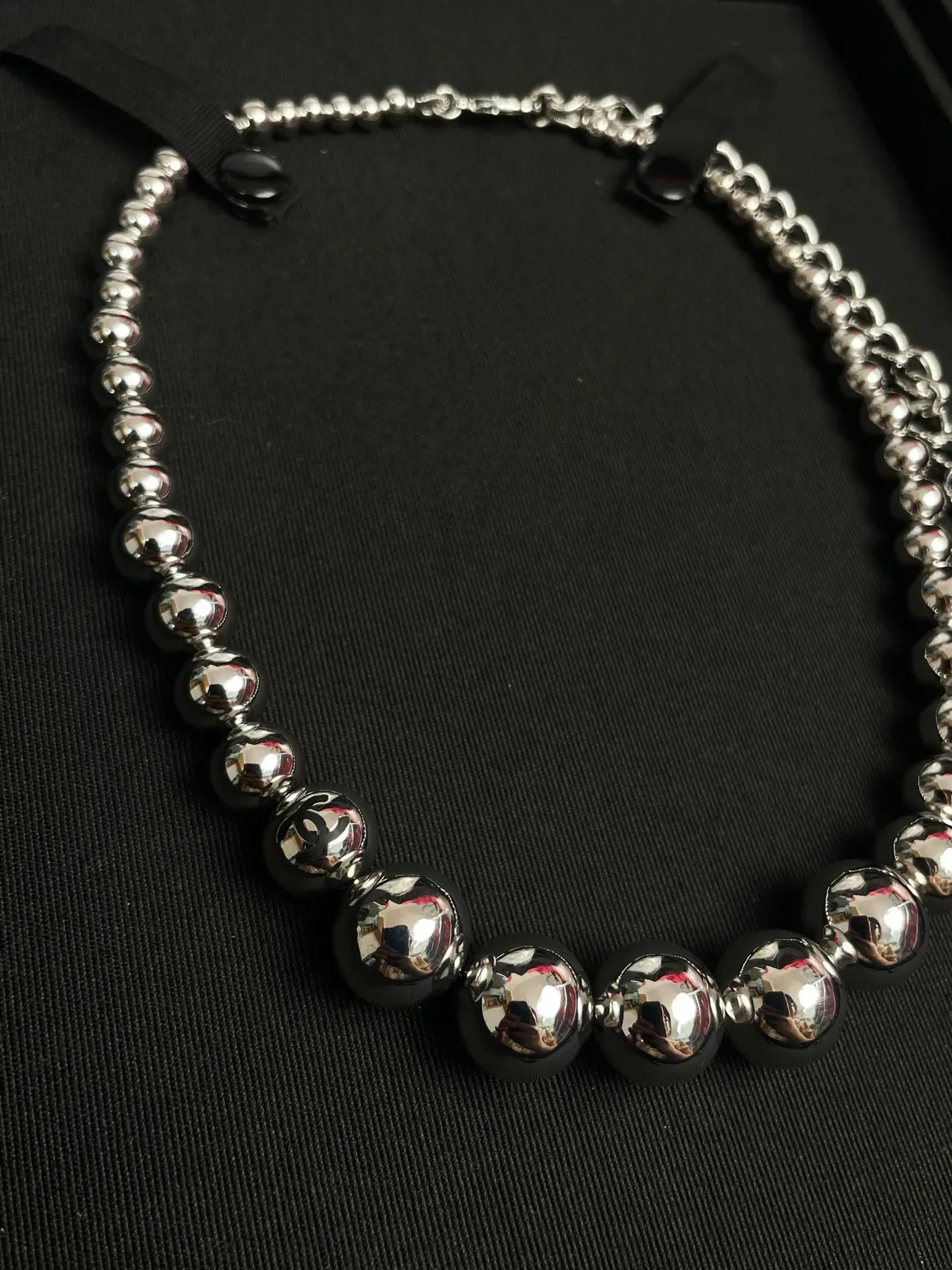 Chanel Collier Argent Noir Métallique Perles Ruban Ajusteurs 3