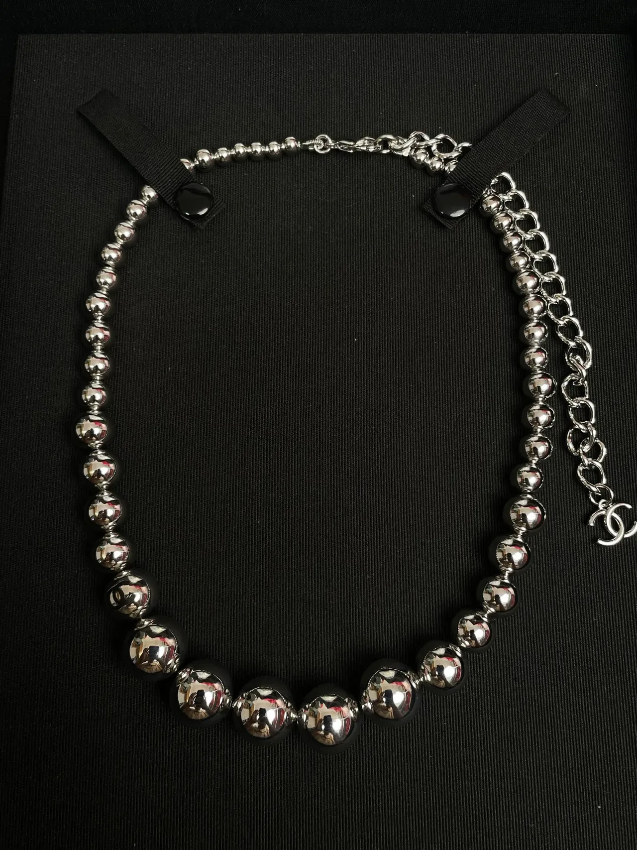 Chanel Collier Argent Noir Métallique Perles Ruban Ajusteurs 4