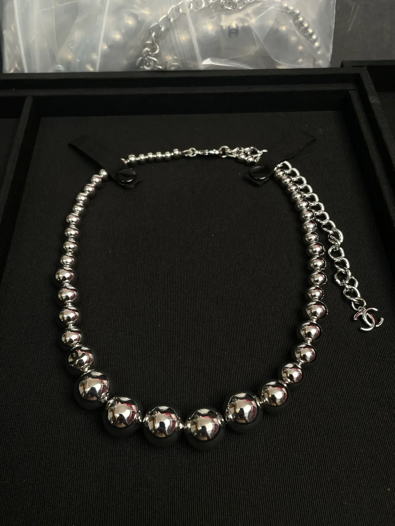 Chanel Collier Argent Noir Métallique Perles Ruban Ajusteurs 5