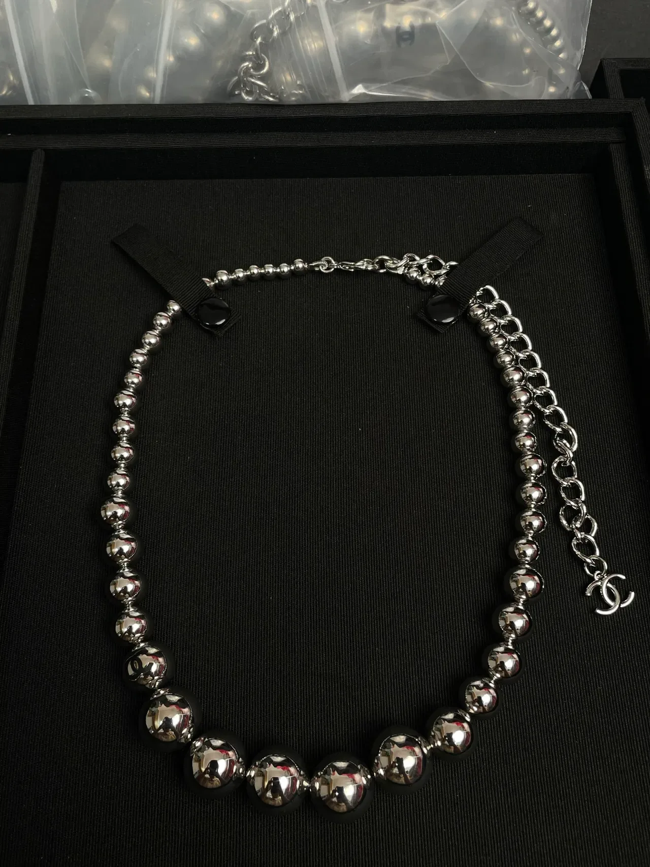 Chanel Collier Argent Noir Métallique Perles Ruban Ajusteurs 6