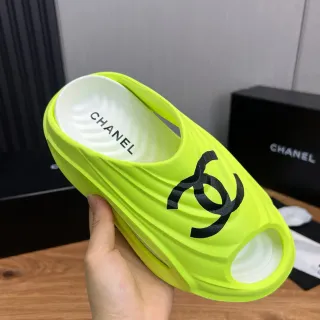 Chanels Slides Neón Lima Logo Negro