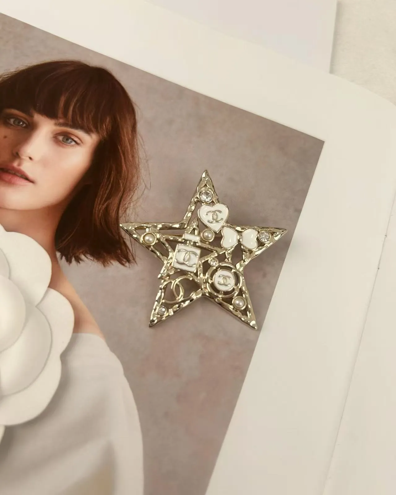 Chanel broche étoile broche en métal blanc doré 4