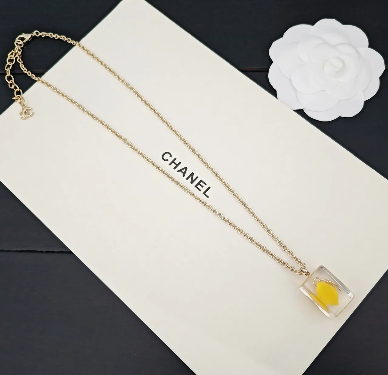 Chanel pendentif résine transparente jaune chaîne dorée 2