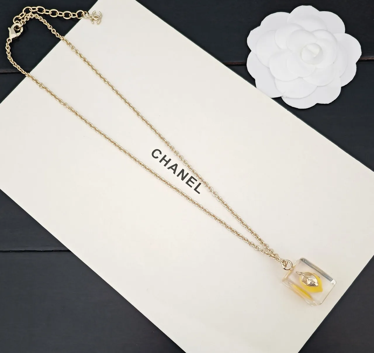 Chanel pendentif résine transparente jaune chaîne dorée 3