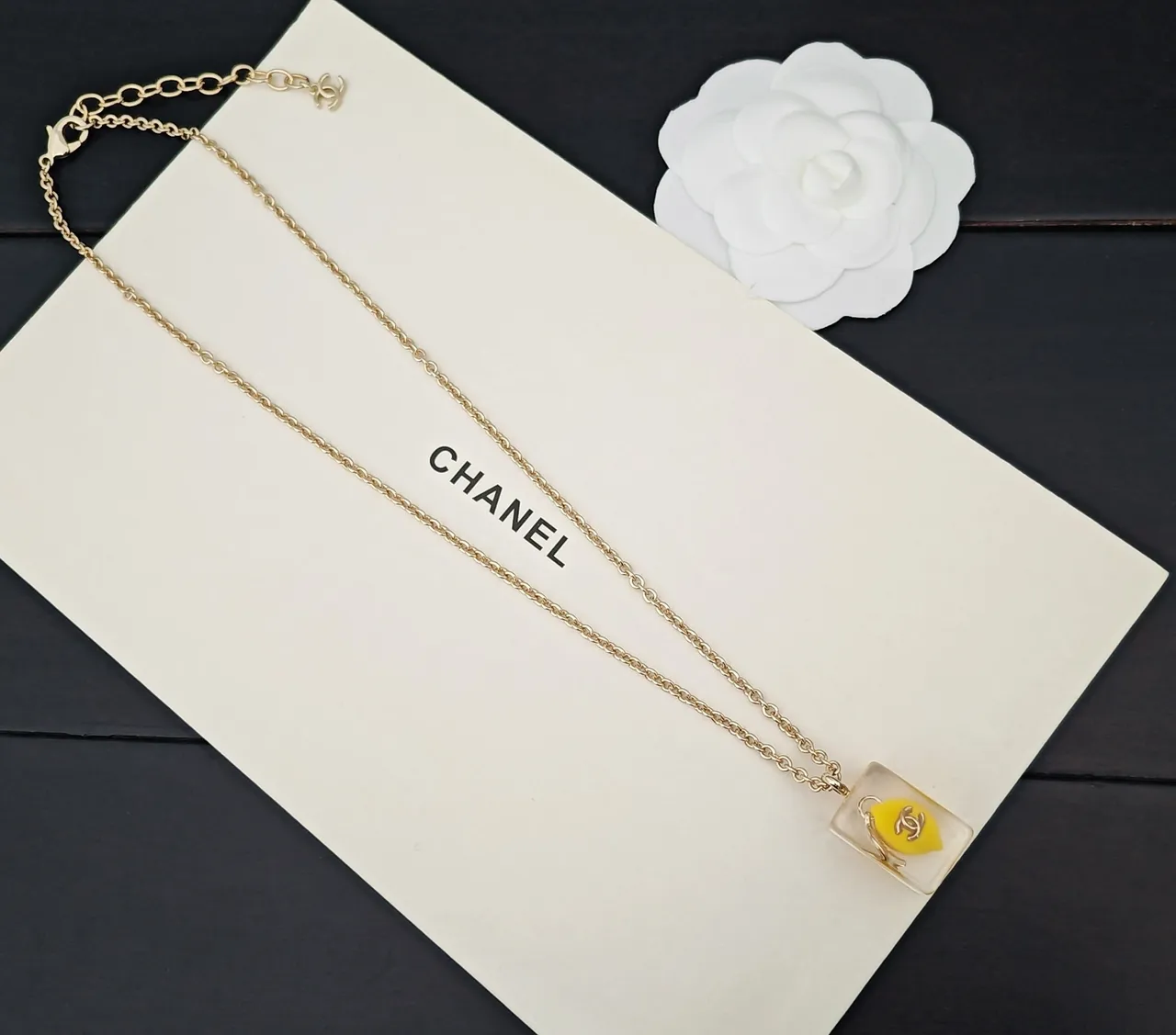 Chanel pendentif résine transparente jaune chaîne dorée 4