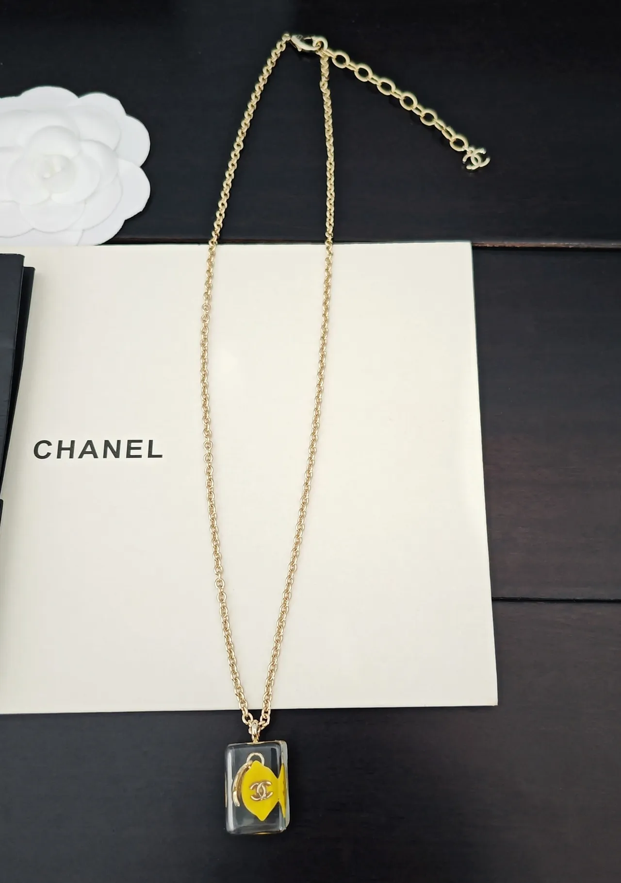 Chanel pendentif résine transparente jaune chaîne dorée 5