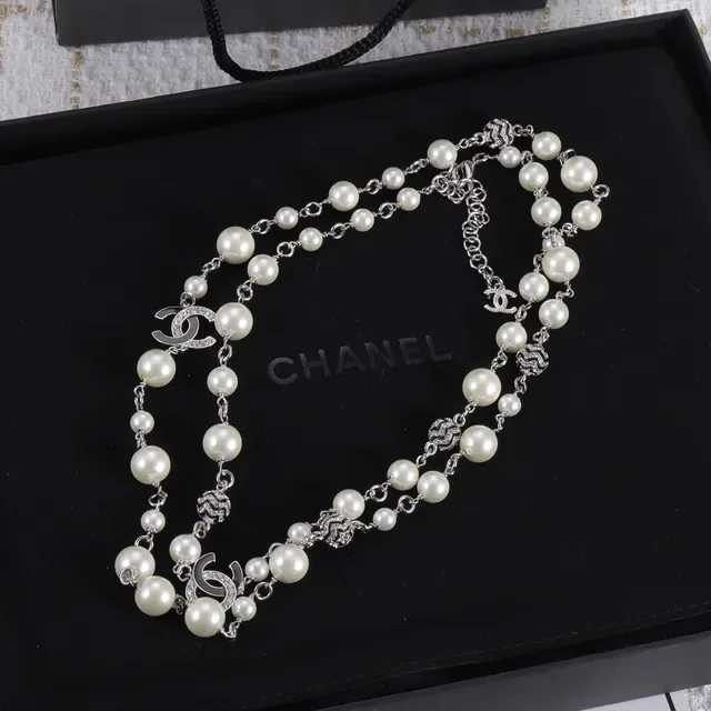 Colar Chanel Pérolas e Corrente Interligadas com Logo CC em Branco e Prata 2