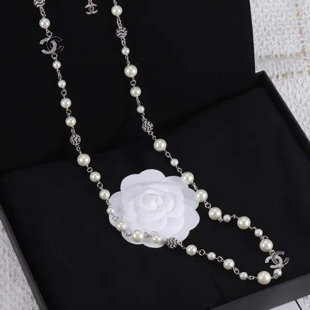 Colar Chanel Pérolas e Corrente Interligadas com Logo CC em Branco e Prata 3