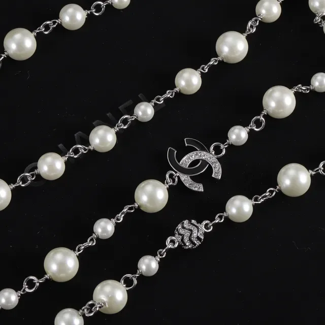 Colar Chanel Pérolas e Corrente Interligadas com Logo CC em Branco e Prata 4