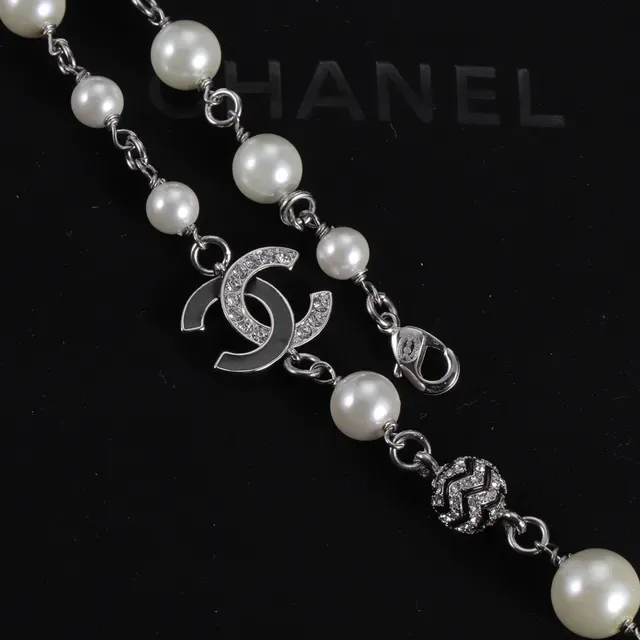 Colar Chanel Pérolas e Corrente Interligadas com Logo CC em Branco e Prata 5