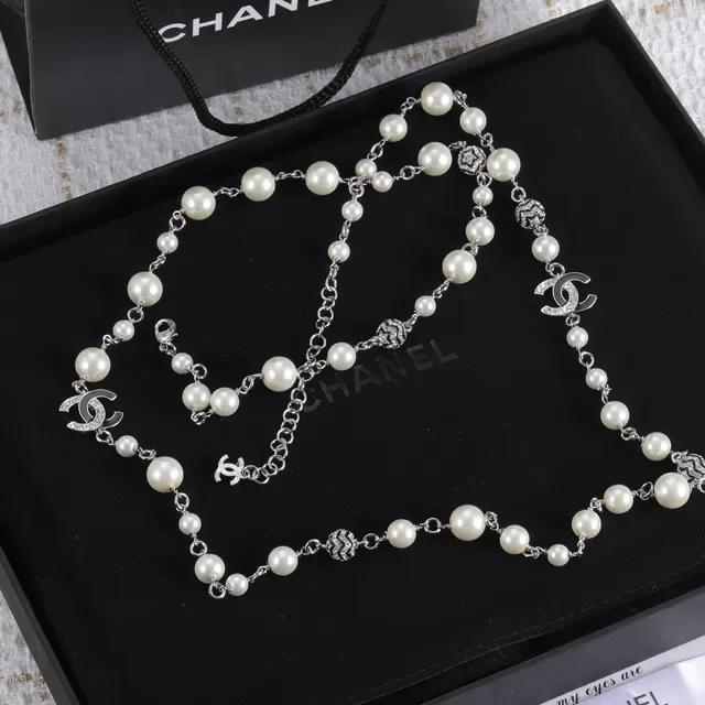 Colar Chanel Pérolas e Corrente Interligadas com Logo CC em Branco e Prata 6
