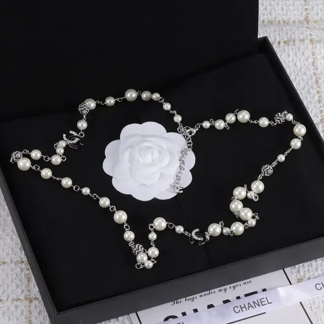 Colar Chanel Pérolas e Corrente Interligadas com Logo CC em Branco e Prata 7