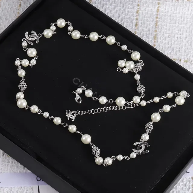 Colar Chanel Pérolas e Corrente Interligadas com Logo CC em Branco e Prata 8