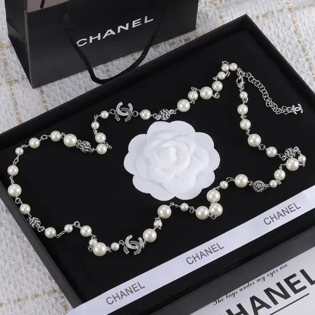 Colar Chanel Pérolas e Corrente Interligadas com Logo CC em Branco e Prata 9