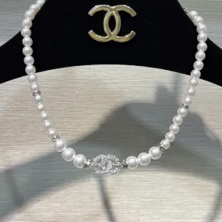 Chanel সাদা রূপালি মুক্তা স্ট্র্যান্ড CC Logo Clasp হার