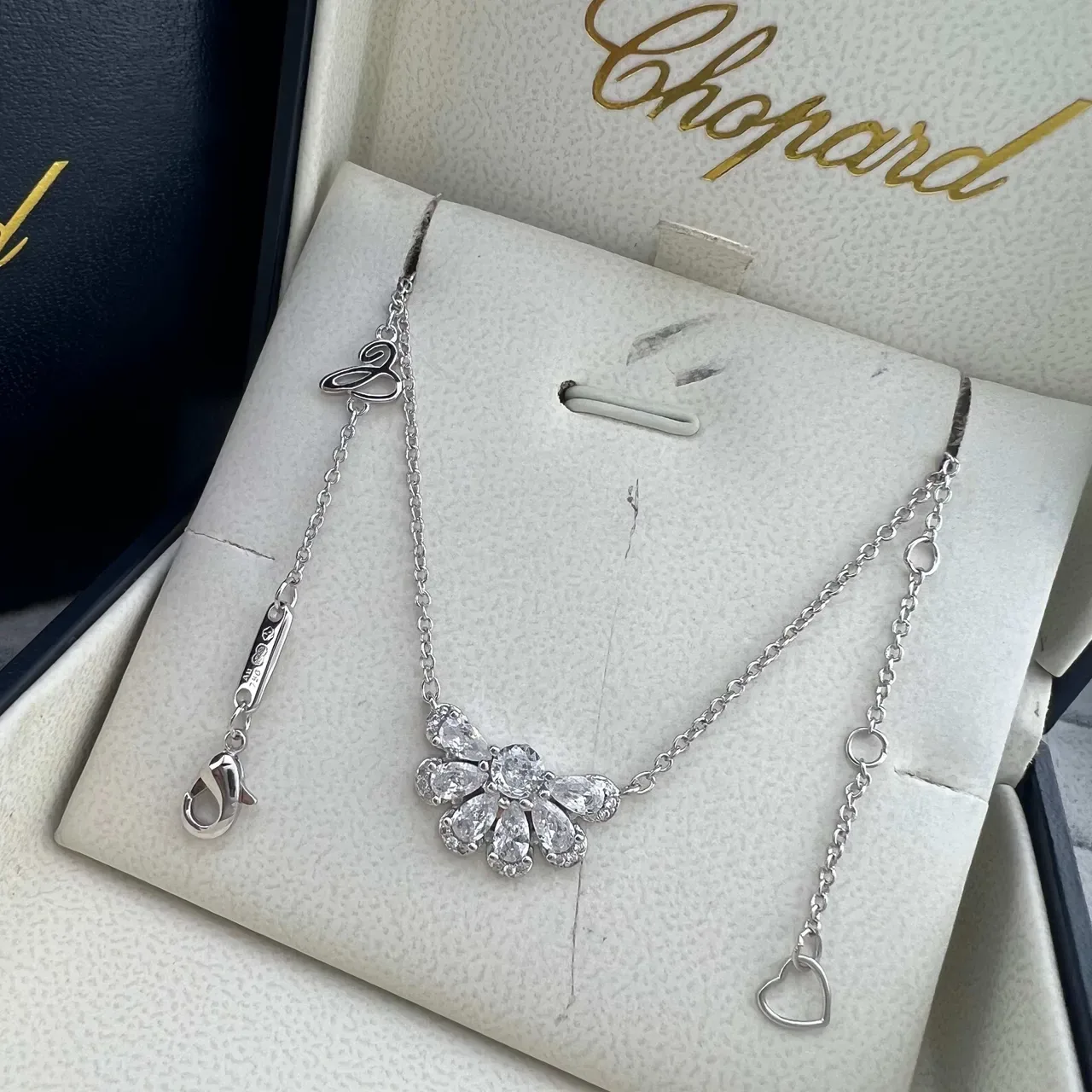 Chopard Collier avec Pendentif Floral de Marguerite en Or et Argent avec Pierres en Forme de Pêre et Ronde 2