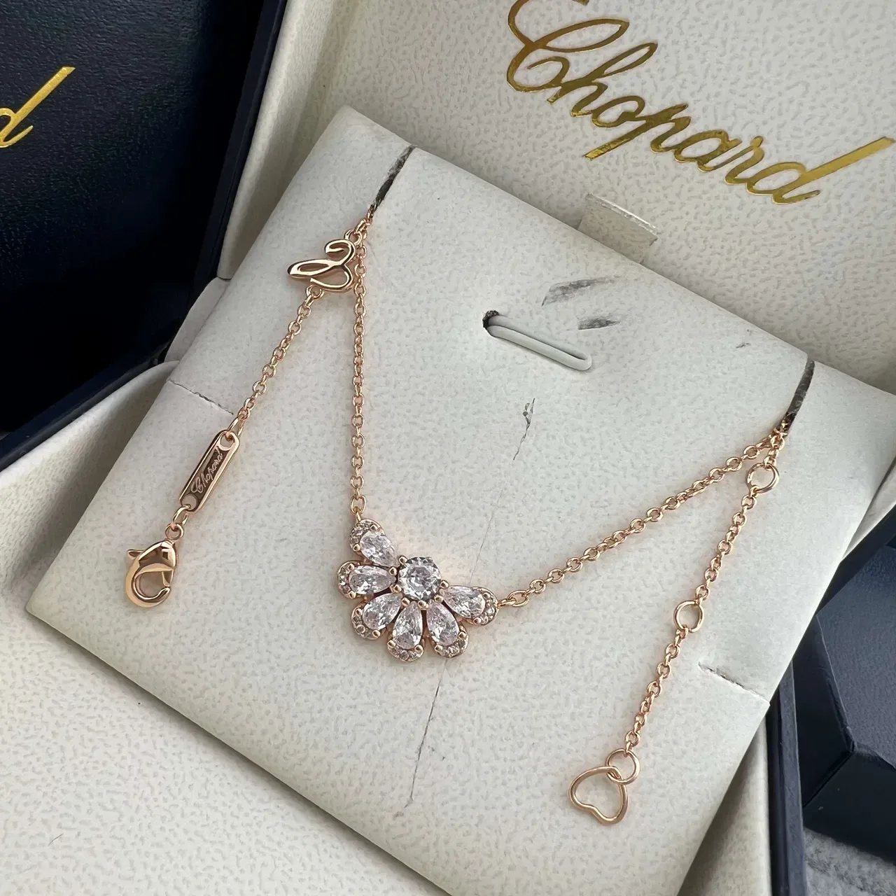 Chopard Collier avec Pendentif Floral de Marguerite en Or et Argent avec Pierres en Forme de Pêre et Ronde 3
