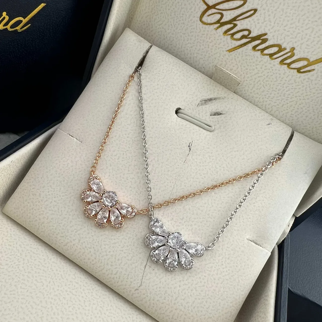 Chopard Collier avec Pendentif Floral de Marguerite en Or et Argent avec Pierres en Forme de Pêre et Ronde 4