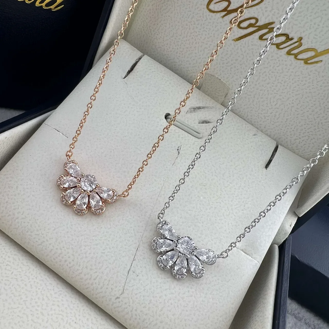 Chopard Collier avec Pendentif Floral de Marguerite en Or et Argent avec Pierres en Forme de Pêre et Ronde 5