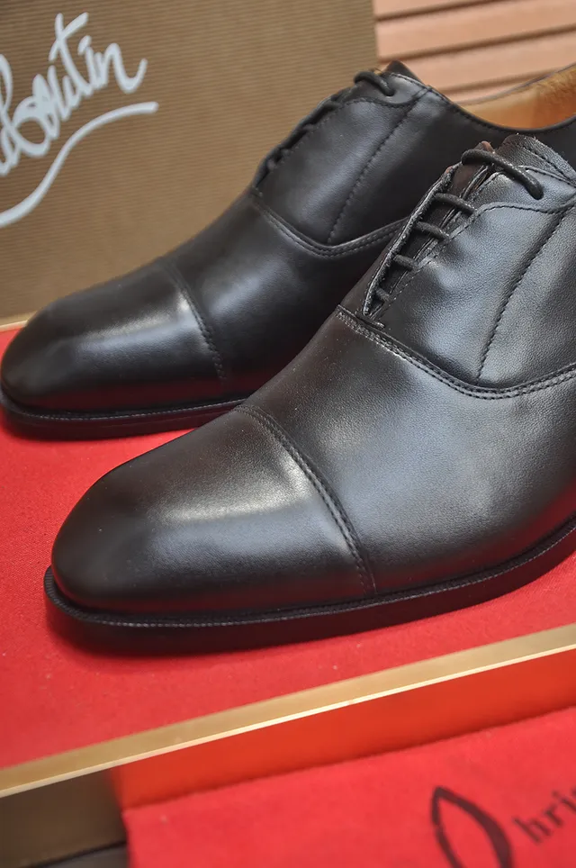 Christian Louboutin Zapatos Oxford con punta de tapa negra 2