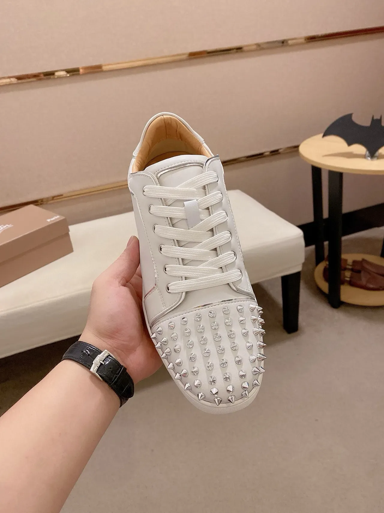 Christian Louboutin حذاء أسلوب حياة جلد ناعم أبيض فضي مدبب 2