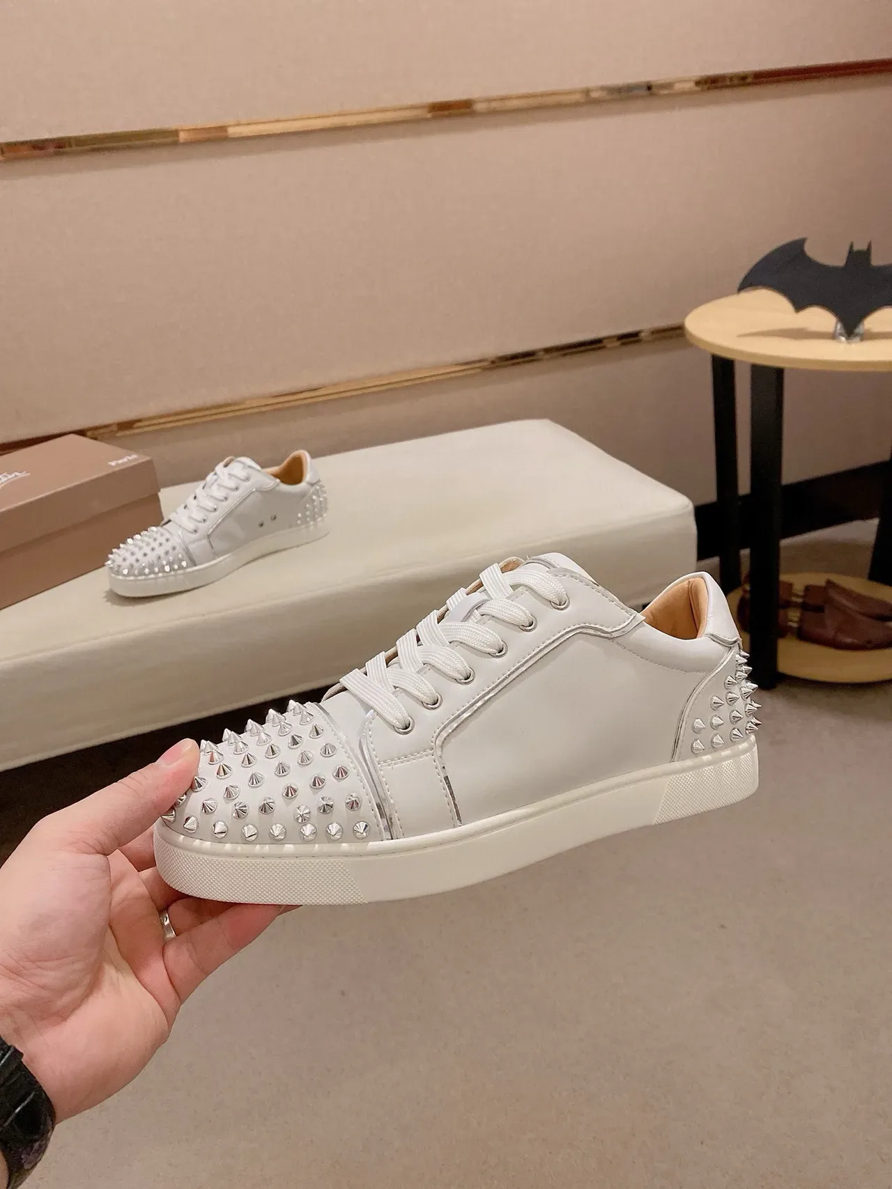 Christian Louboutin حذاء أسلوب حياة جلد ناعم أبيض فضي مدبب 3
