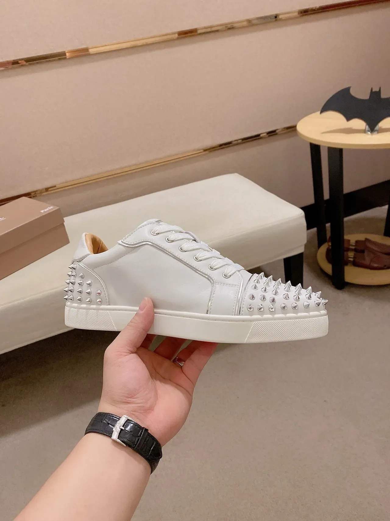 Christian Louboutin حذاء أسلوب حياة جلد ناعم أبيض فضي مدبب 4