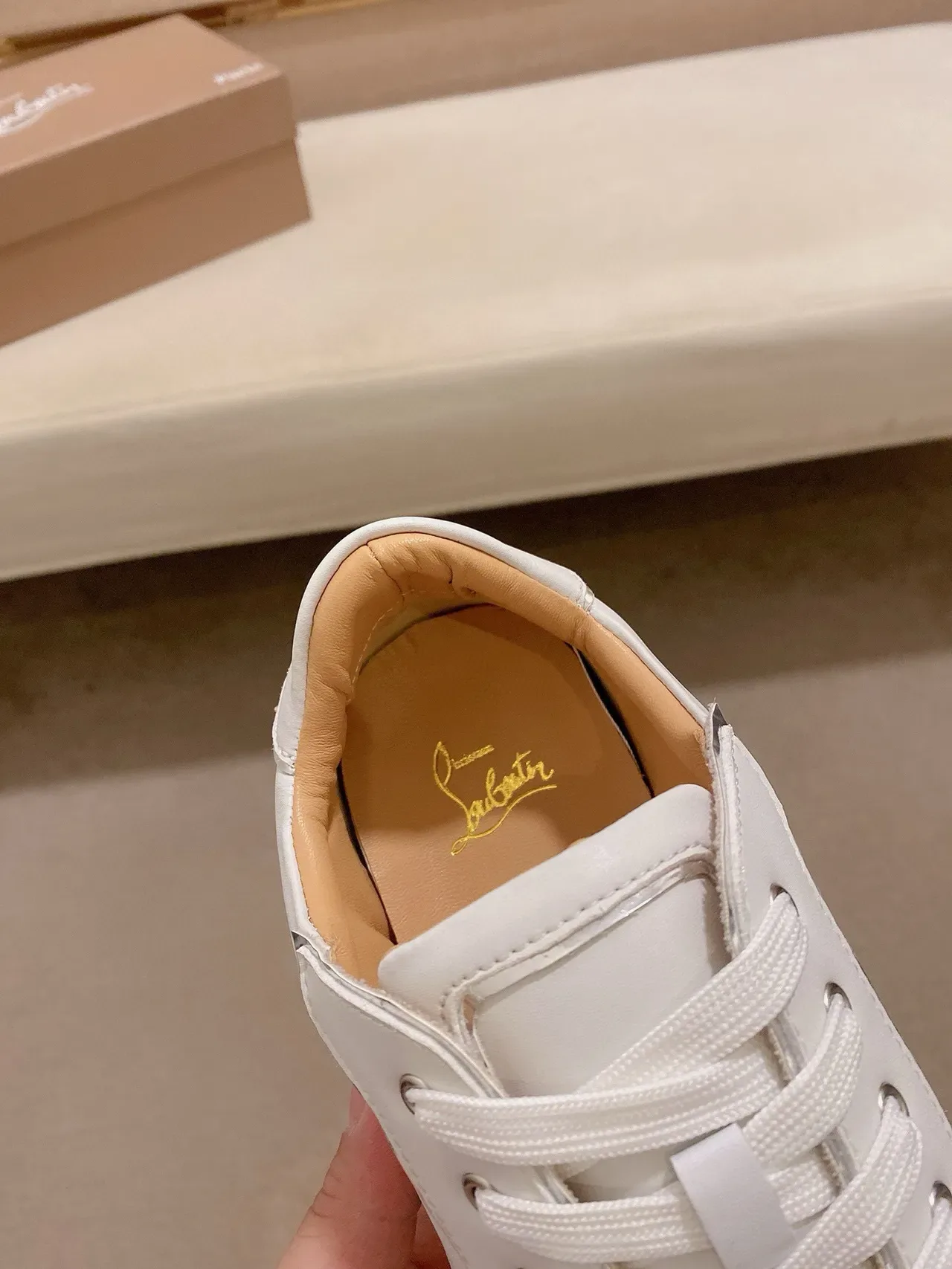 Christian Louboutin حذاء أسلوب حياة جلد ناعم أبيض فضي مدبب 6