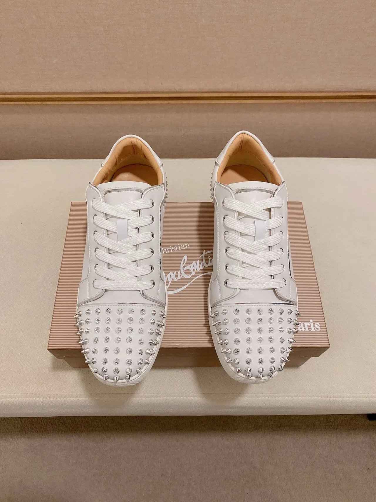 Christian Louboutin حذاء أسلوب حياة جلد ناعم أبيض فضي مدبب 7