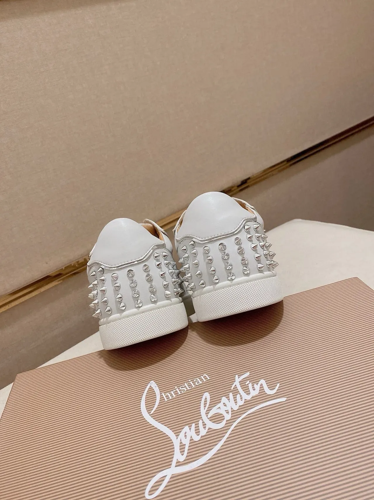 Christian Louboutin حذاء أسلوب حياة جلد ناعم أبيض فضي مدبب 8