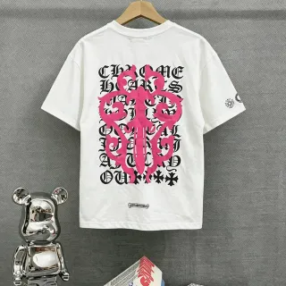 Chrome Hearts पिंक और ब्लैक क्रॉस ग्राफिक प्रिंट टी-शर्ट