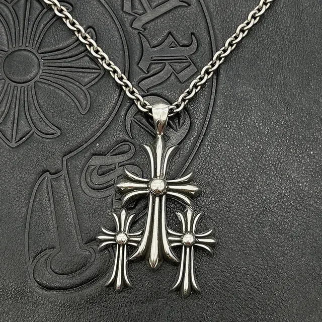 Chrome Hearts Triple Cross रिवेटेड चांदी का हार 3