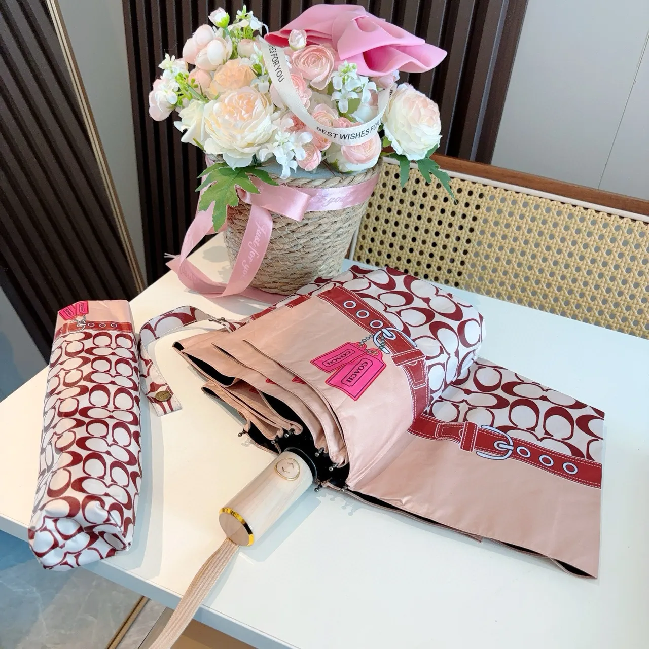 Coach Bolso de tela beige y rosa con canopy octagonal y estampado con monograma 4