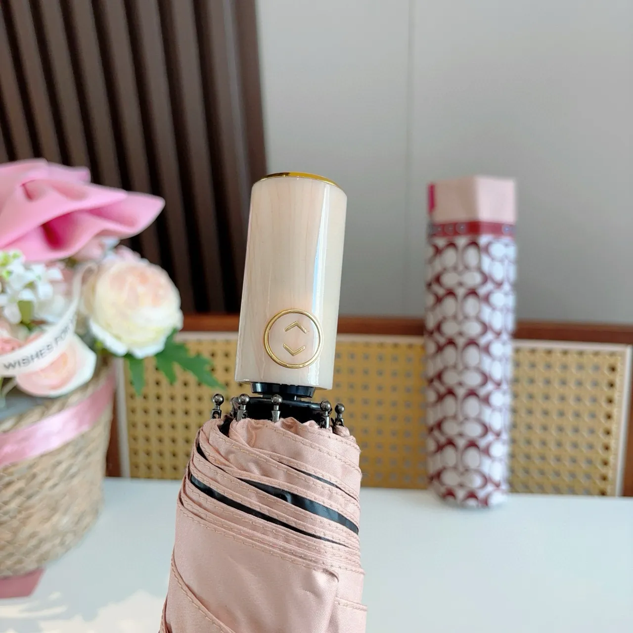 Coach Bolso de tela beige y rosa con canopy octagonal y estampado con monograma 6