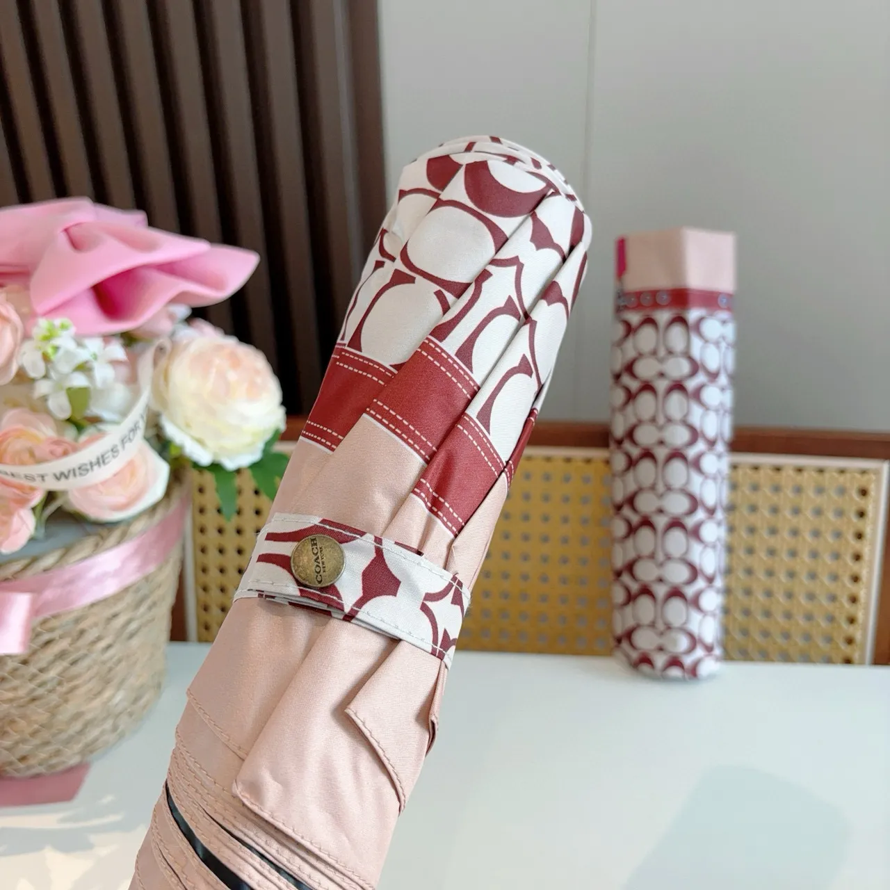 Coach Bolso de tela beige y rosa con canopy octagonal y estampado con monograma 7