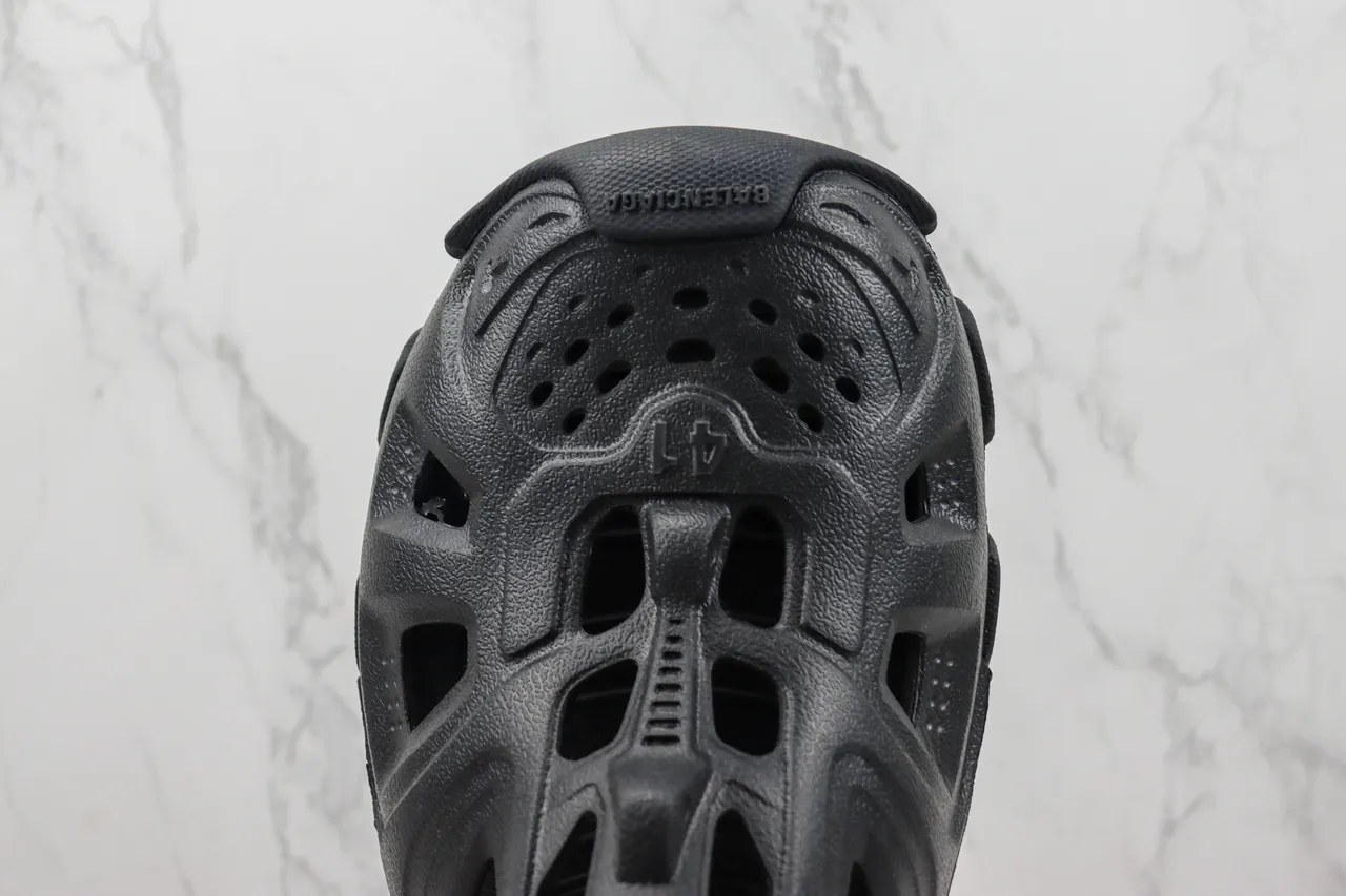 Crocs 黑色整体模制泡沫通风镂空设计拖鞋 3