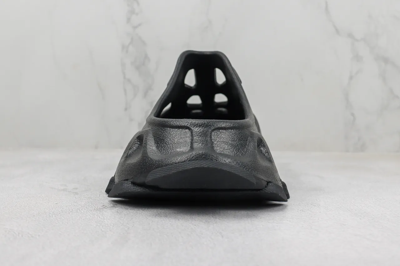 Crocs 黑色整体模制泡沫通风镂空设计拖鞋 6