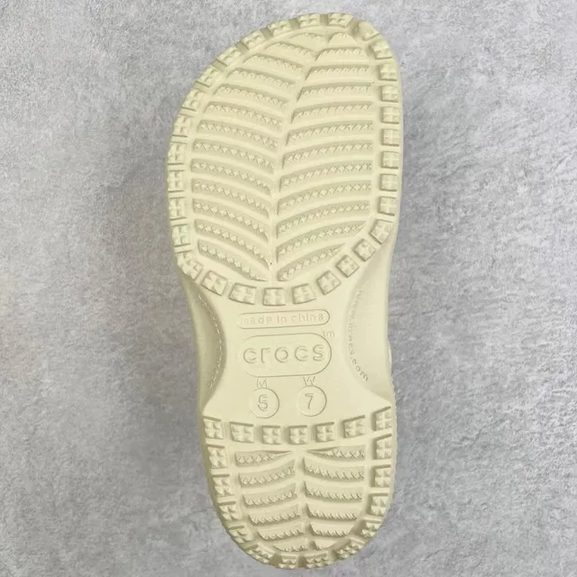 Crocs Classic Clog 米色 模塑泡沫凉鞋 2