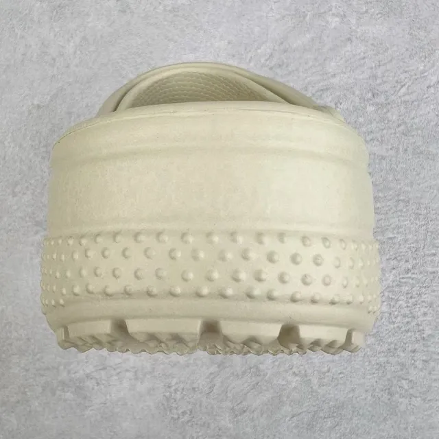 Crocs Classic Clog 米色 模塑泡沫凉鞋 3