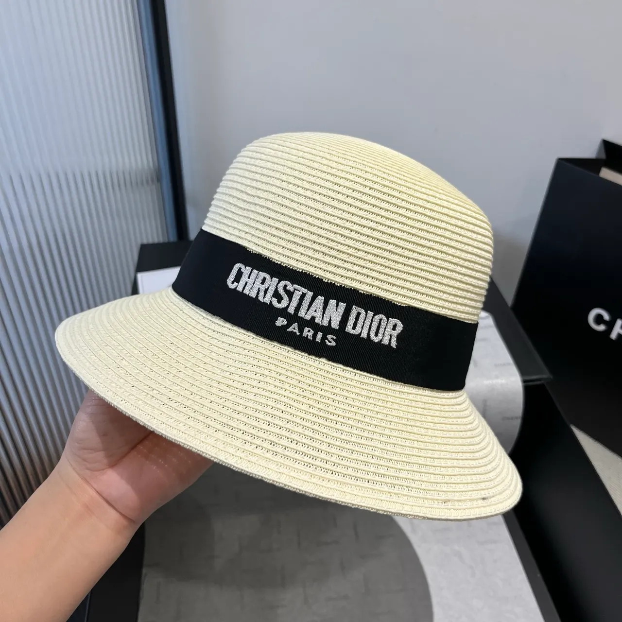 Dior Beige y Negro Tejido Textura Paja Estructurado Corona Acanalada Fedora 2