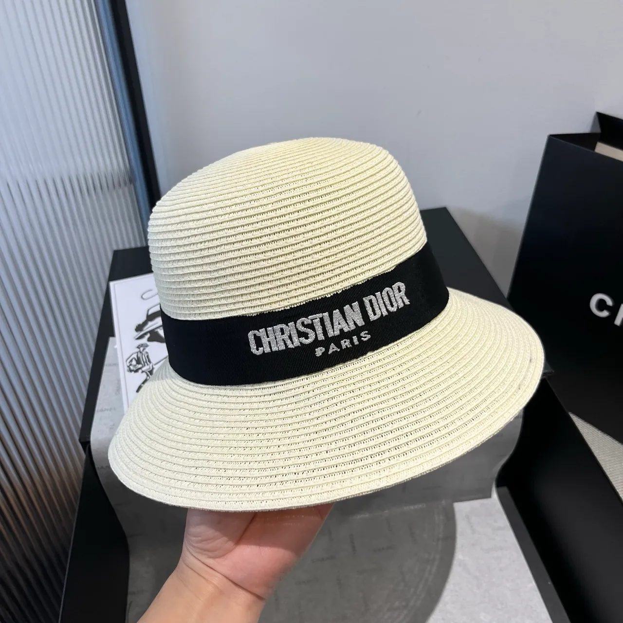 Dior Beige y Negro Tejido Textura Paja Estructurado Corona Acanalada Fedora 3