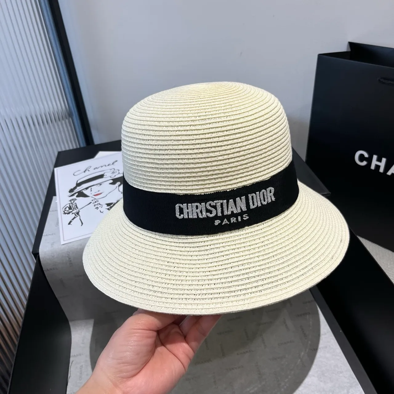 Dior Beige y Negro Tejido Textura Paja Estructurado Corona Acanalada Fedora 4