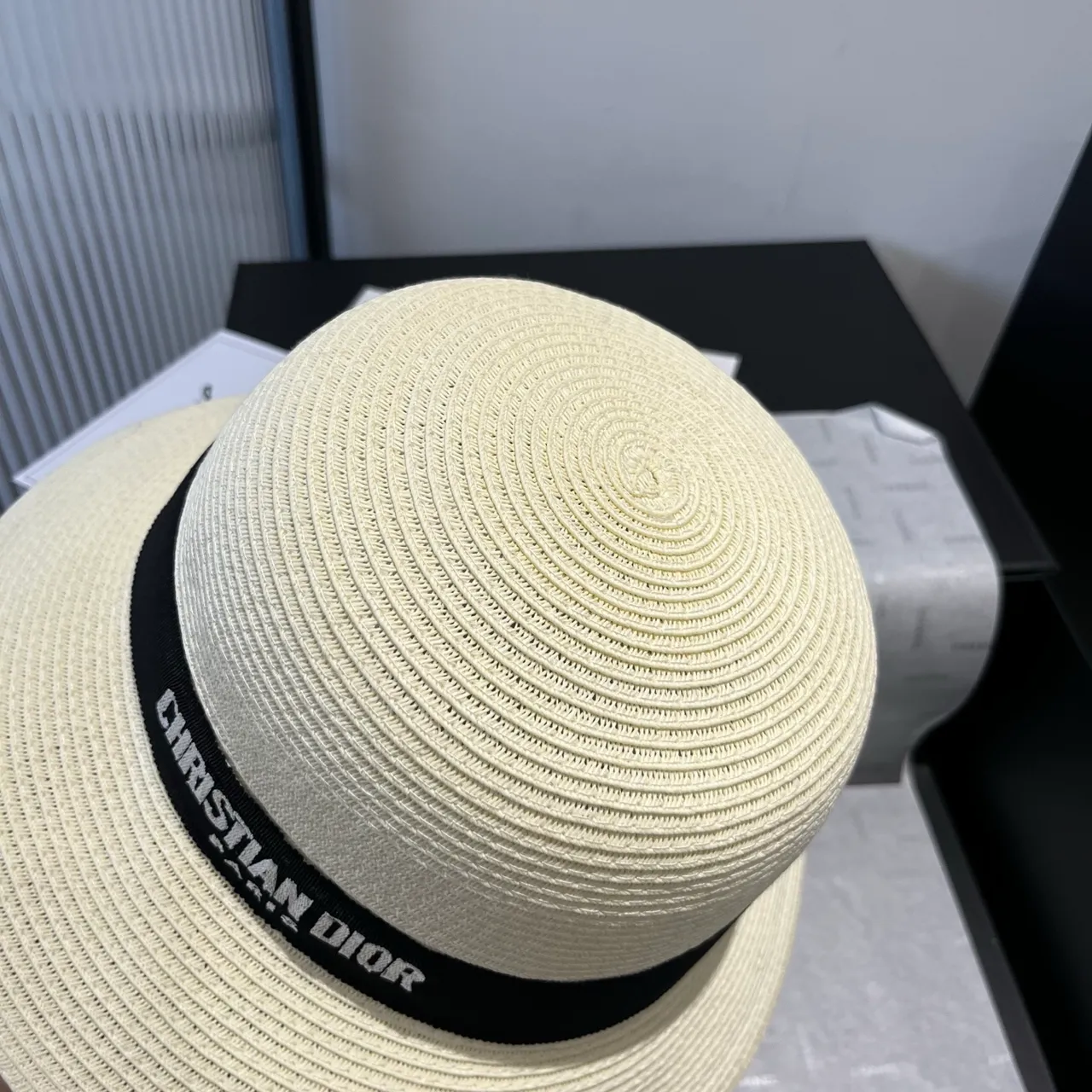 Dior Beige y Negro Tejido Textura Paja Estructurado Corona Acanalada Fedora 7