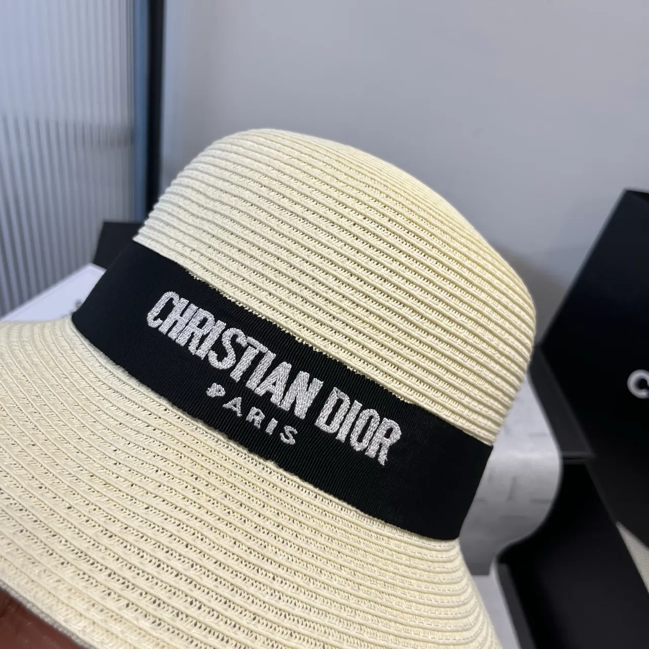 Dior Beige y Negro Tejido Textura Paja Estructurado Corona Acanalada Fedora 8