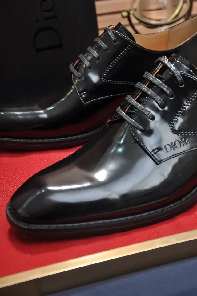 Dior Sapatos Oxford Preto Marrom Couro Patentado Brilhante Ponta de Bota 2