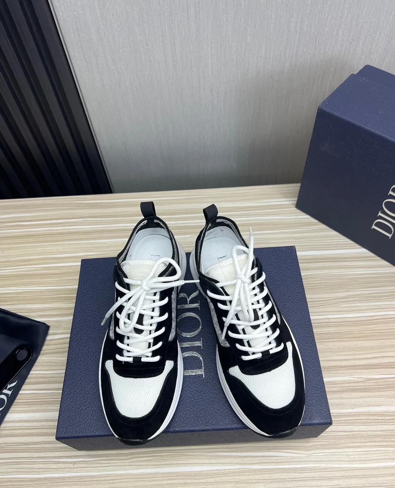 Dior حذاء رياضي أسلوب حياة أسود أبيض كعب منصة سميك لوح جانبي شبكي ممونوغرام 2