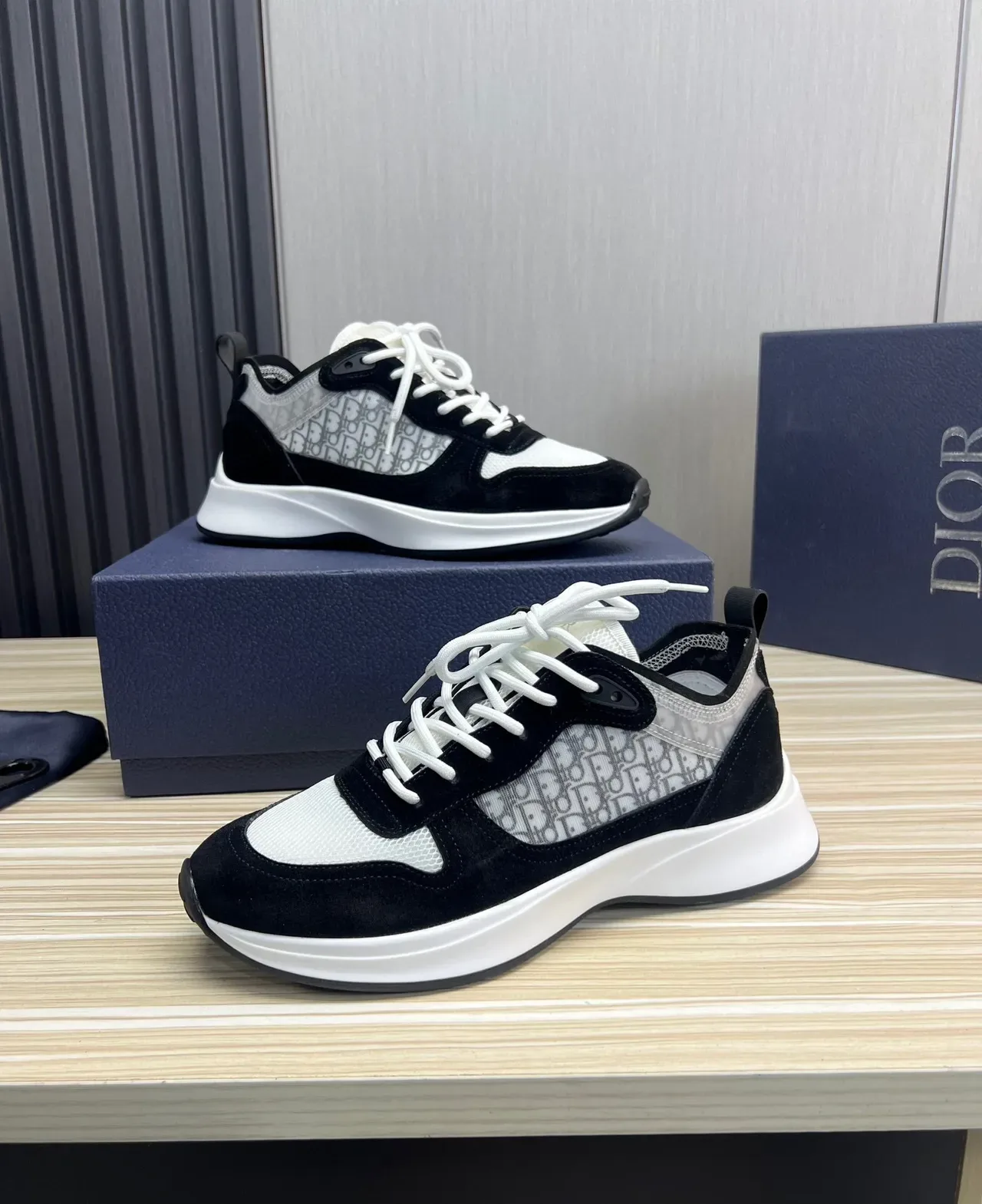 Dior حذاء رياضي أسلوب حياة أسود أبيض كعب منصة سميك لوح جانبي شبكي ممونوغرام 3