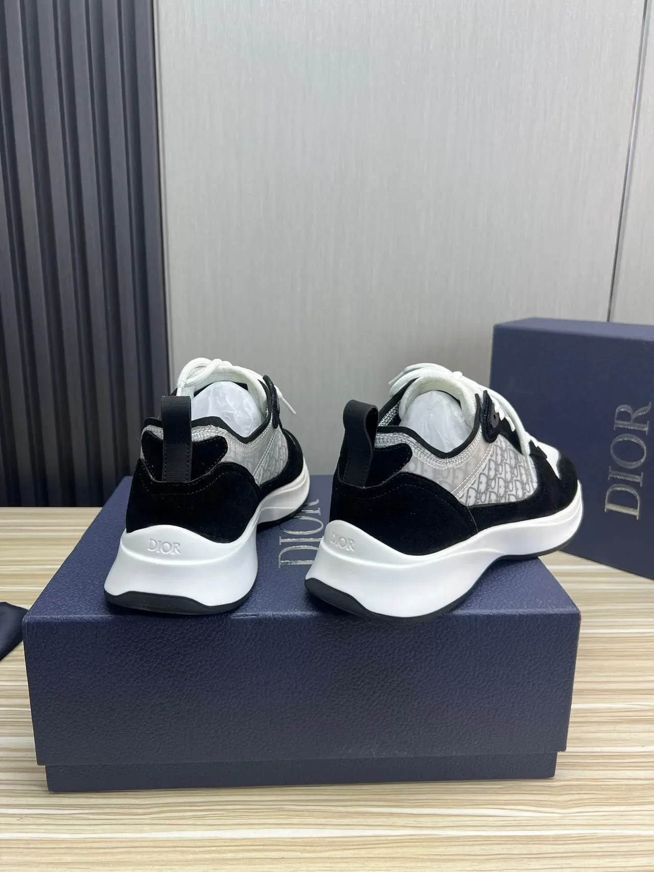 Dior حذاء رياضي أسلوب حياة أسود أبيض كعب منصة سميك لوح جانبي شبكي ممونوغرام 4