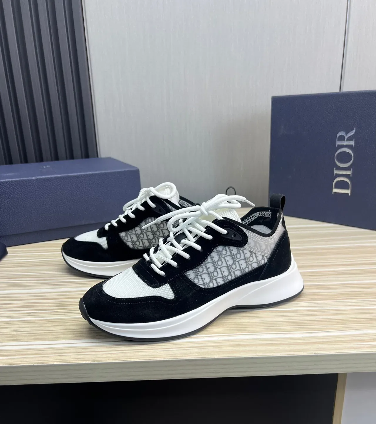 Dior حذاء رياضي أسلوب حياة أسود أبيض كعب منصة سميك لوح جانبي شبكي ممونوغرام 9